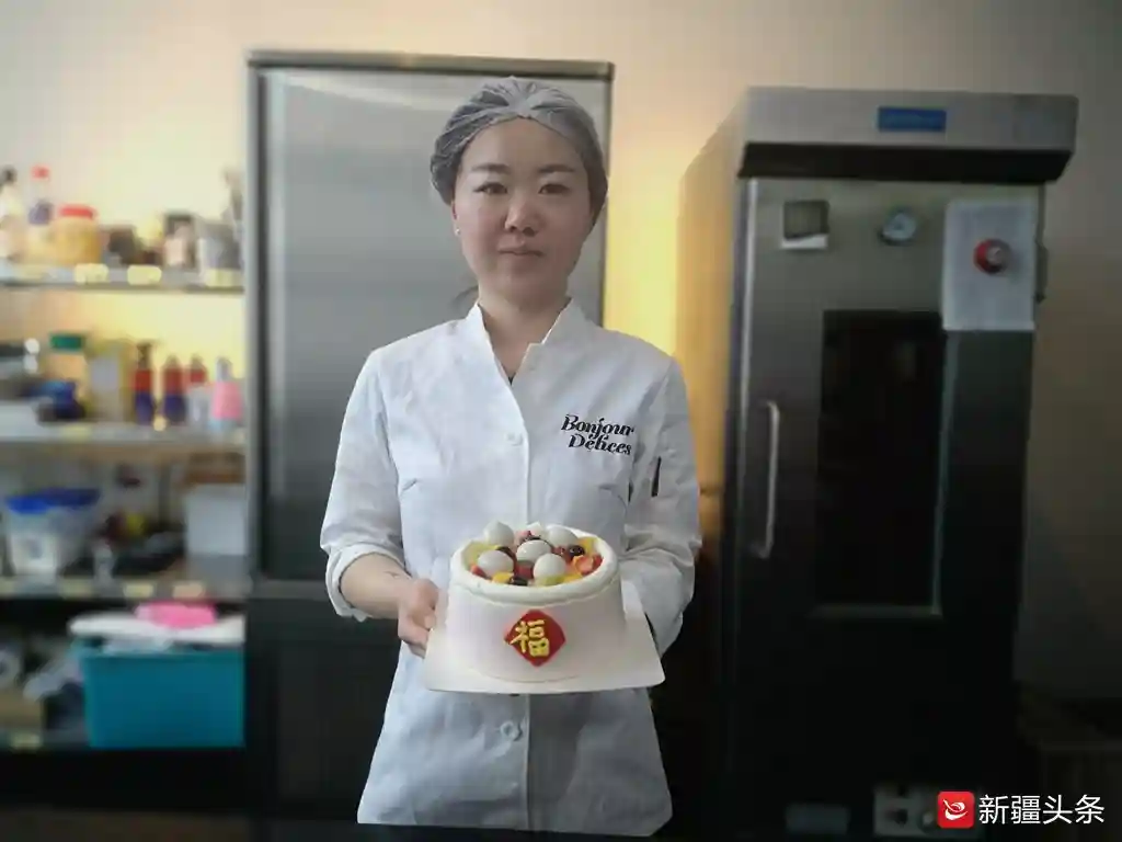 汤圆“长到”蛋糕上 乌鲁木齐90后西点师做出创意蛋糕