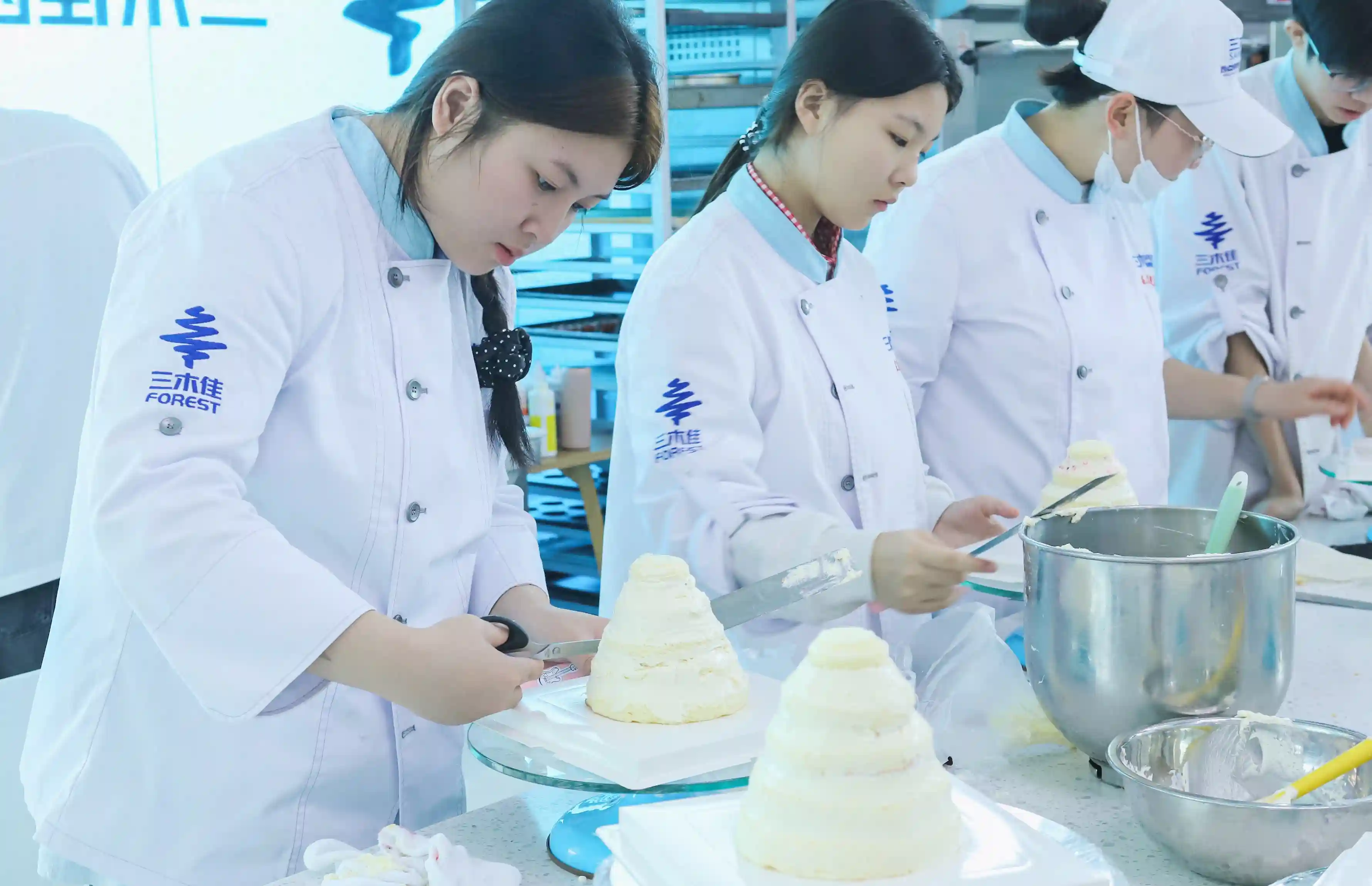 零基础适合做蛋糕吗？烘焙学校的助力如何？昆明有哪些烘焙学校