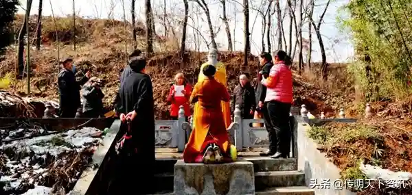 中医之源岐黄论医岐伯山传承人拜师仪式在新密市南部的岐伯山举行