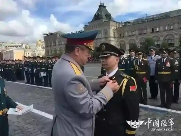 莫斯科红场受奖的中国军人 与毛岸英出自一校