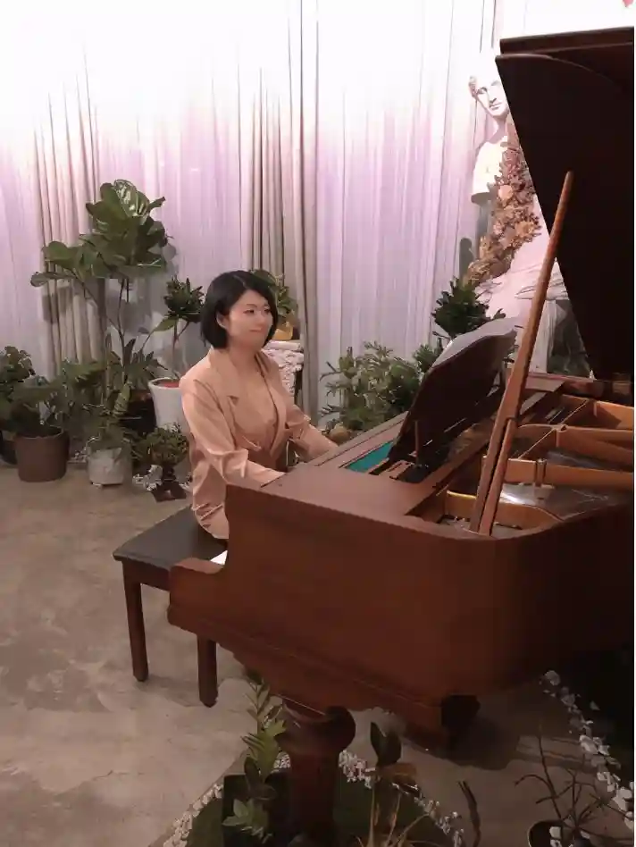 “凡尔赛”作者蒙淇淇：面试月薪两万五还会法语的保姆属实，“我靠自己奋斗不偷不抢，就炫耀下有什么错？