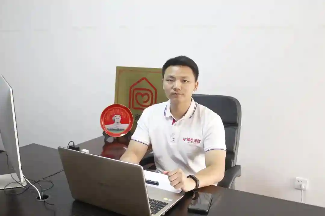 学机械设计的男硕士竟成了月嫂！接手母亲的家政事业后，他发现新商机