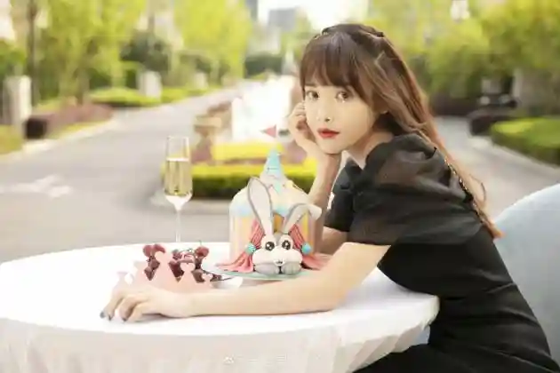 ANGSI昂司倾情打造兔子牙同款儿童节蛋糕