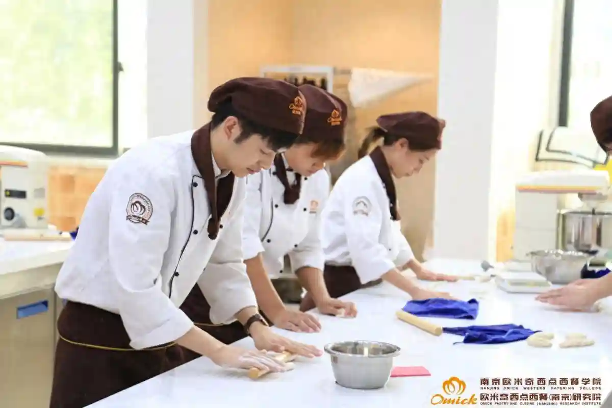 西点师收入怎么样？学西点去哪里学比较专业？