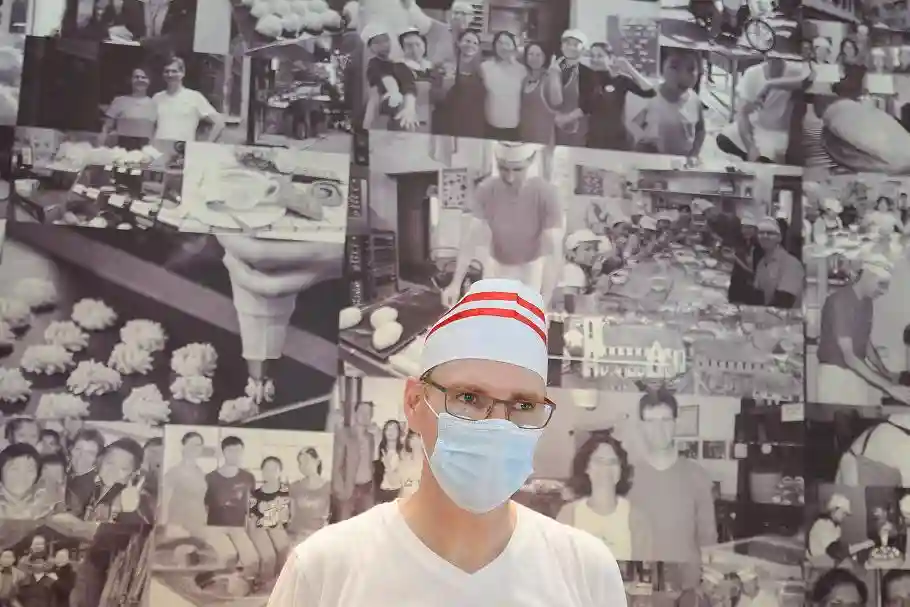 无声西点店：教会聋哑人烘焙糕点，疫情期间坚持不裁员