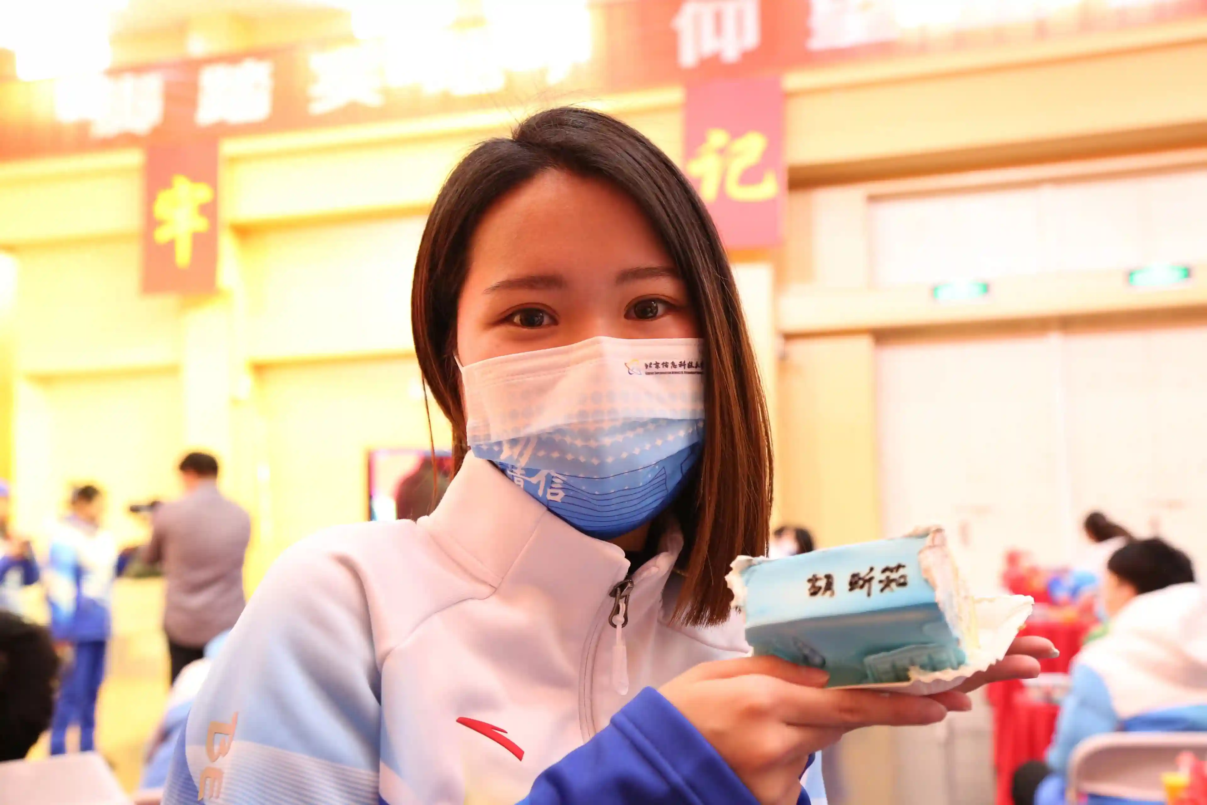 15位志愿者除夕过生日，学校送上“冬奥蓝”蛋糕