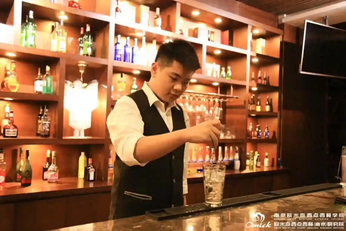 学调酒发展好吗？南京调酒师培训哪家好？