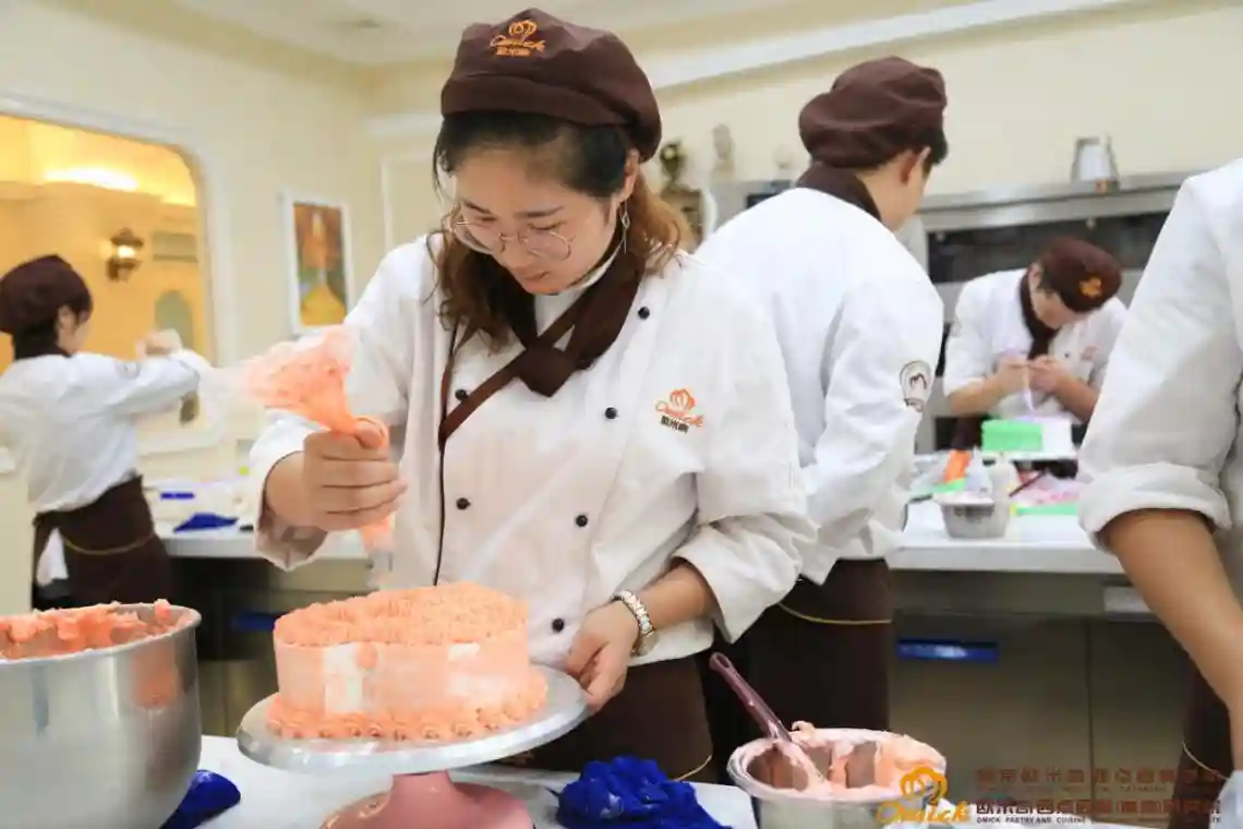 女生学做蛋糕有前途吗？南京哪里有学做蛋糕的学校？