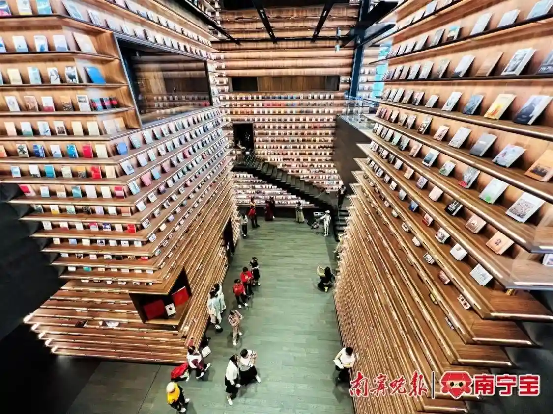 南宁有一家“霍格沃茨”书店火了，今天你去“阅读”打卡了吗？