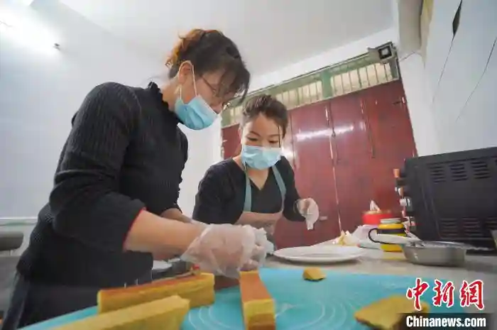 （新春走基层）广西侨眷“姐妹花”制作印尼“贵族糕点” 成中国春节畅销美食