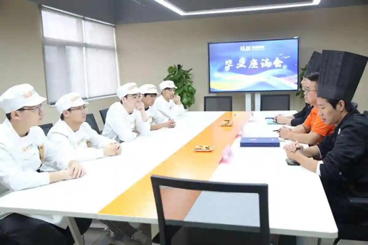 扬帆起航，砥砺前行——泓剑西点学院2022年度9月毕业生座谈会