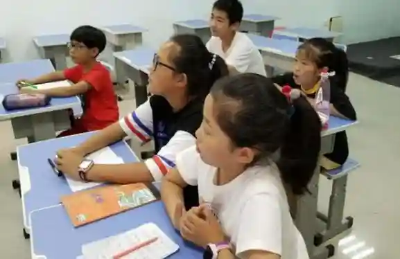 新学期开始后校外补习班很开心，课变少了钱没少，还能享受双休