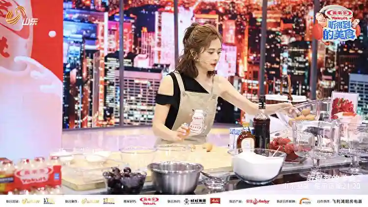 钟灵来了！《听美2》何美钿挑战甜品“自由舞步”少女感不减当年