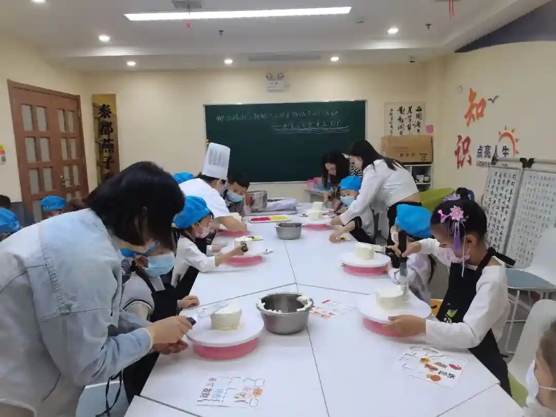 “童”分享 乐实践——咸阳市秦都区渭滨街道柳仓路社区新时代文明实践站蛋糕DIY活动