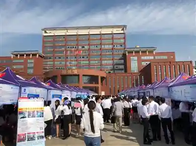 首日千余莞企进校揽才