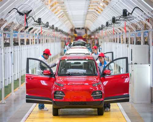 日产蛋糕800个 长沙食品企业仟吉五一开足马力忙生产